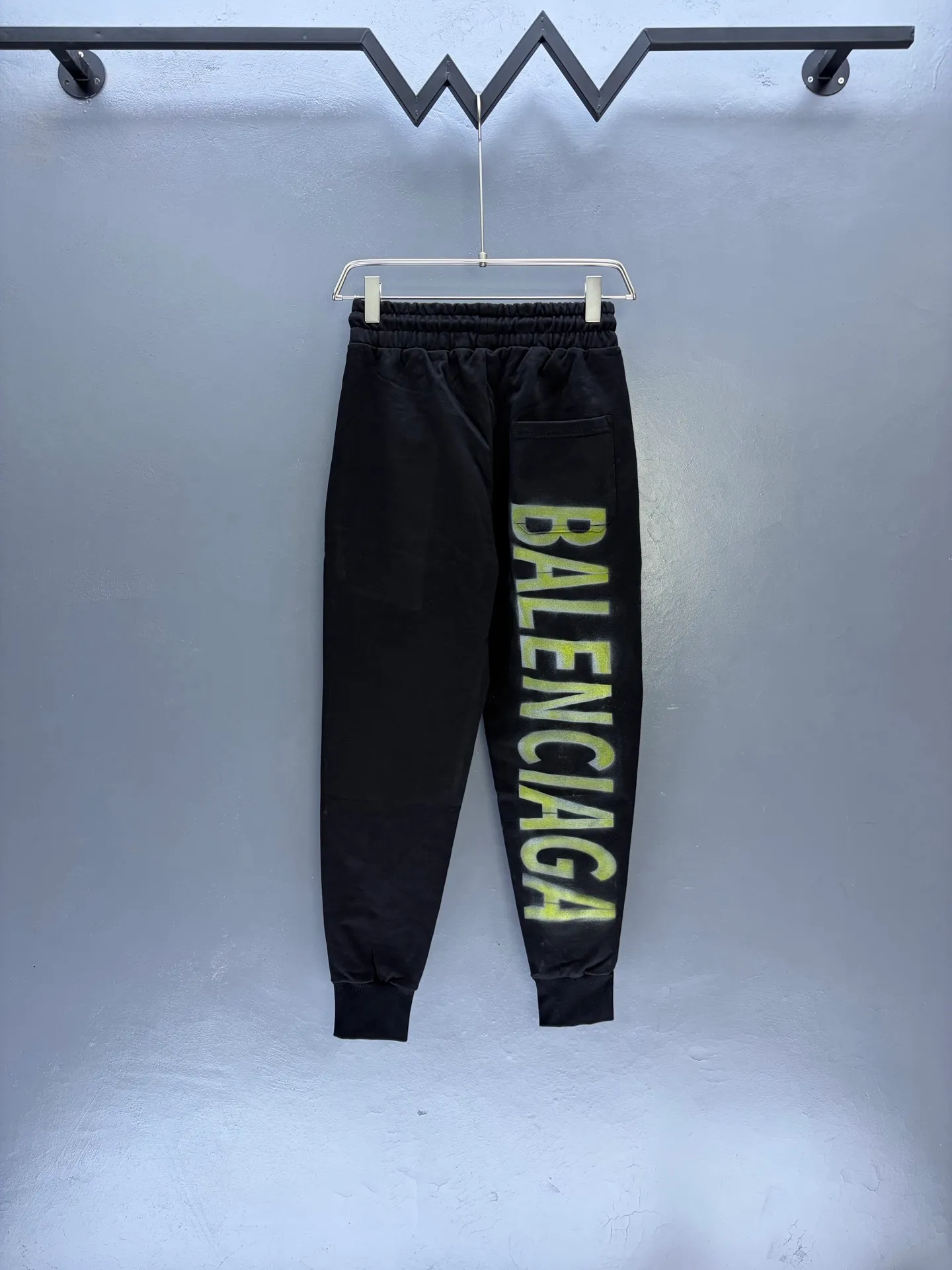 P125✨🔥 [Balenciaga] 2026 Autumn and Winter New Arrival Printed Letters Trousers and Sweatpants Premium Pure Cotton Double-Ply 400g Heavy Terry Cloth Fabric Color: Black Size: S M L XL 2XL